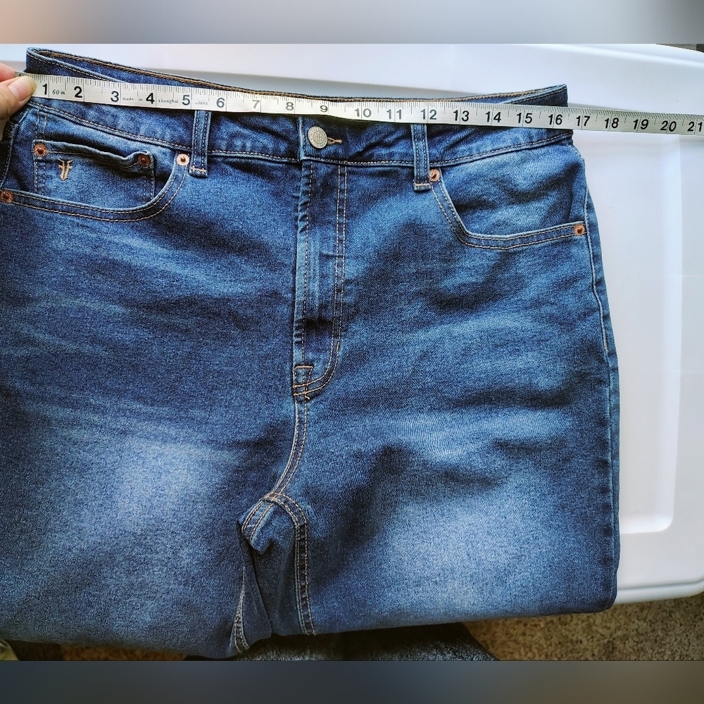Frye women's high-rise tapered hem stretch jeans, Denim sz 10/30 oversized. - Picture 11 of 17